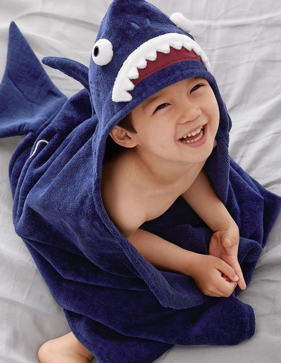 Toalla con gorro Shark de algodón infantil